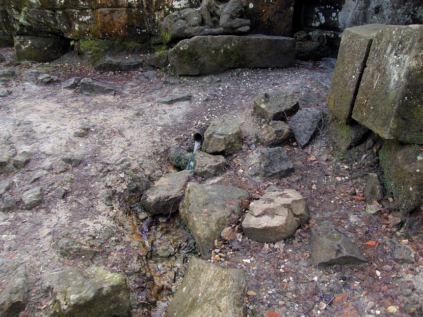 studánka U jeskyně Narození páně (1432) - červen 2009