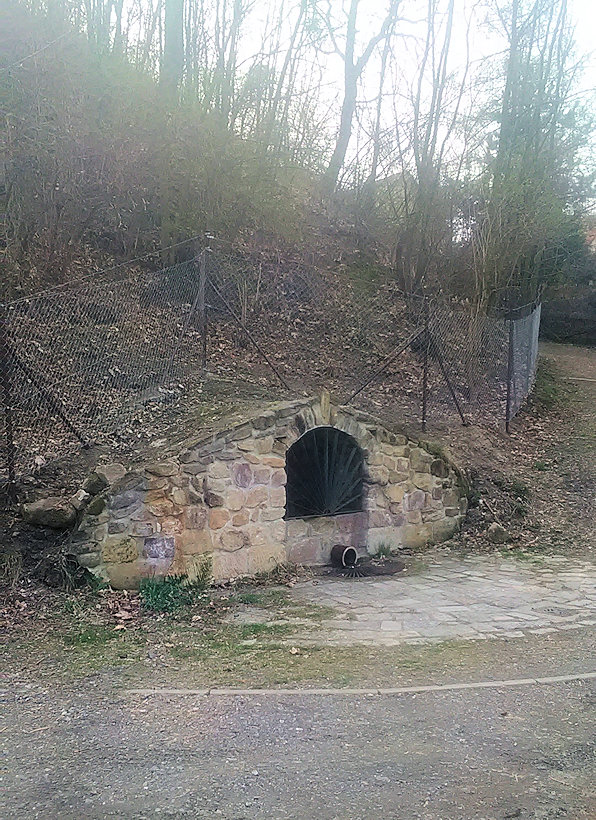 studánka Pod zámkem (13800) - duben 2021