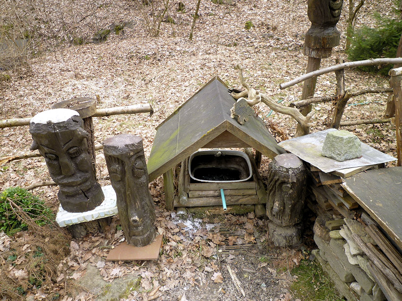 studánka U dřevěných soch (4477) - duben 2011