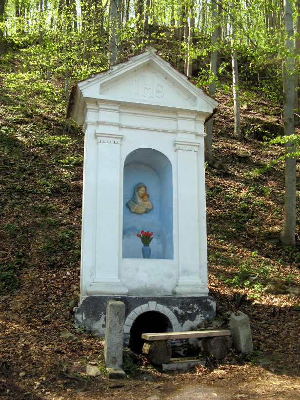 studánka Kaple sv. Jana Nepomuckého (5607) - duben 2012