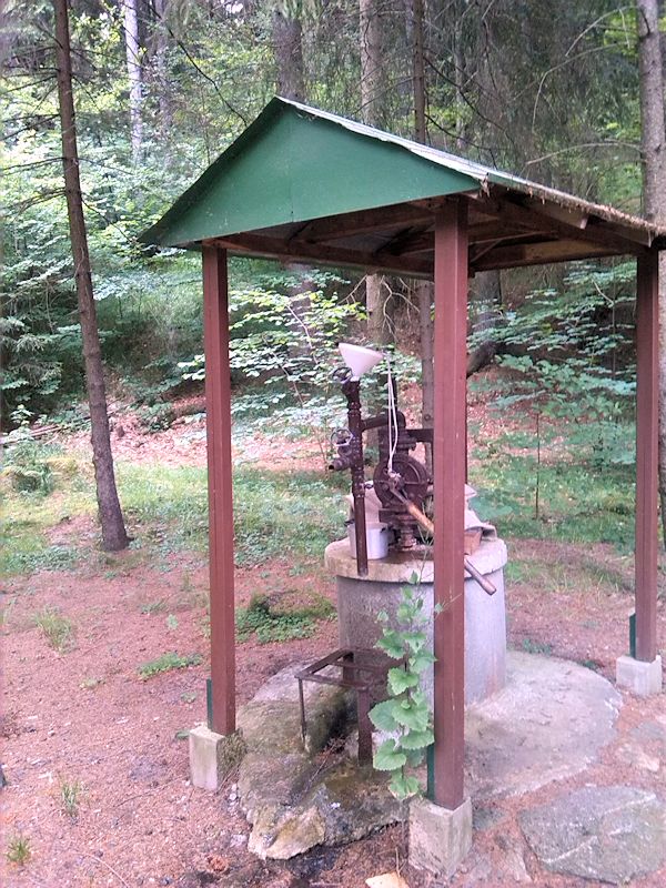 studna U chat (8758) - červen 2014
