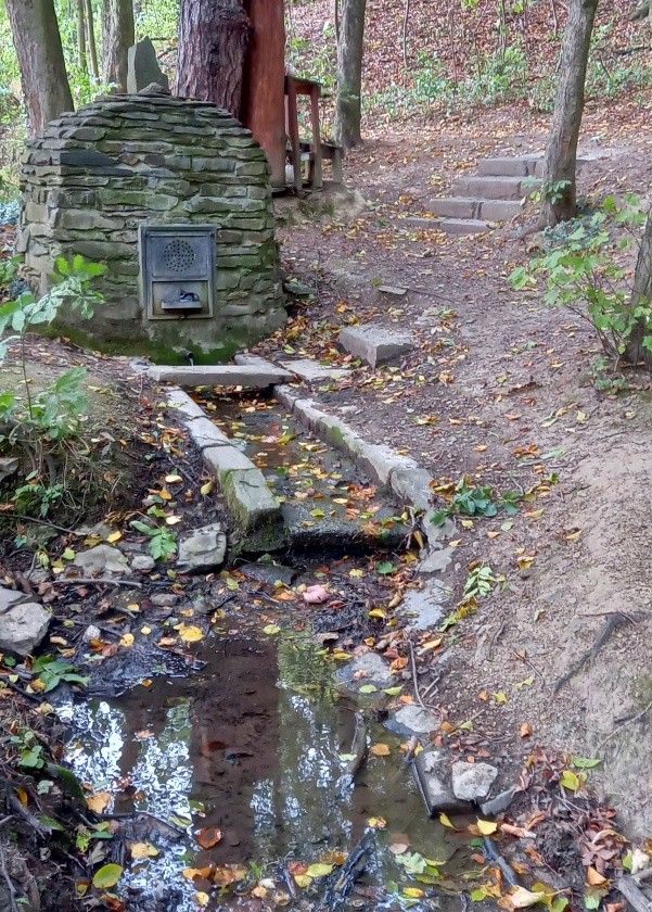 studánka Svatá voda (10147) - říjen 2023