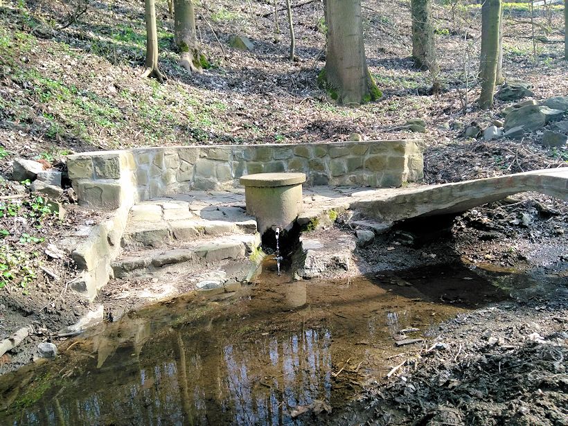studánka U starého hřiště (10532) - duben 2016