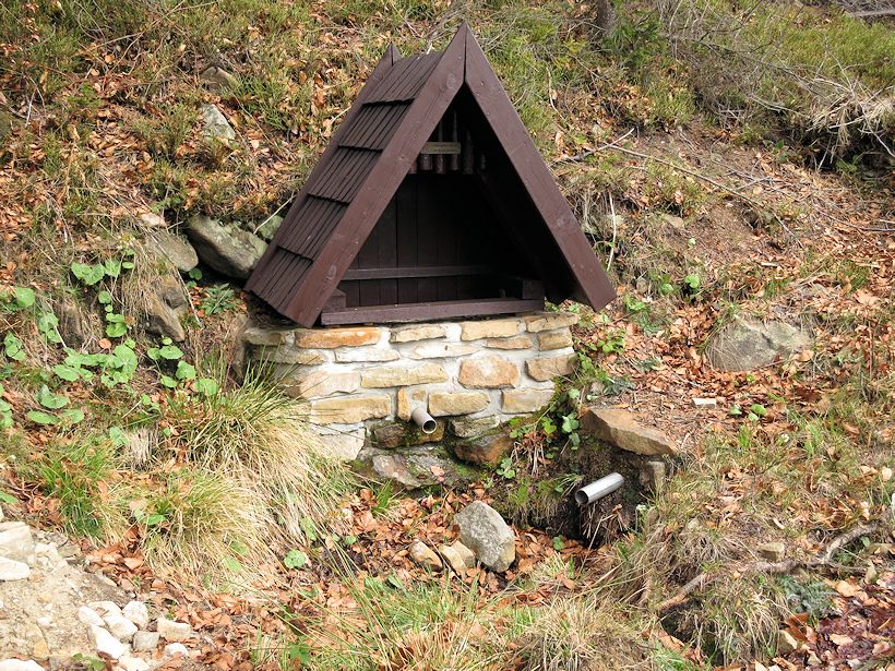 studánka U Chladného korýtka (10574) - duben 2016