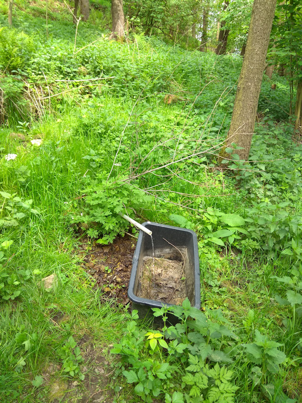 Plastová studánka (12049) - květen 2018